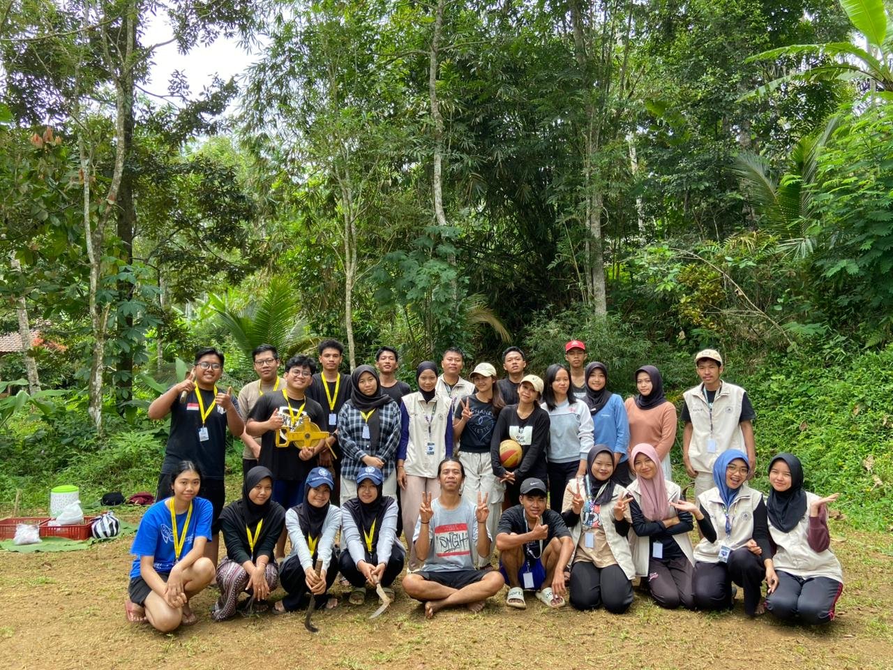 Karang Taruna Bersama Mahasiswa KKN UGM dan UPY Laksanakan Kerja Bakti Pembuatan Lapangan Voli di Dusun Gowok